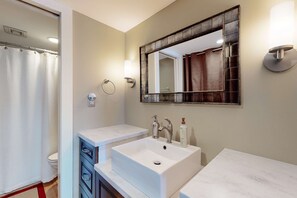 Shower, hair dryer, towels - Rehoboth Beach studio with a balcony, fast WiFi, ocean view, & outdoor pool (Rehoboth Beach)