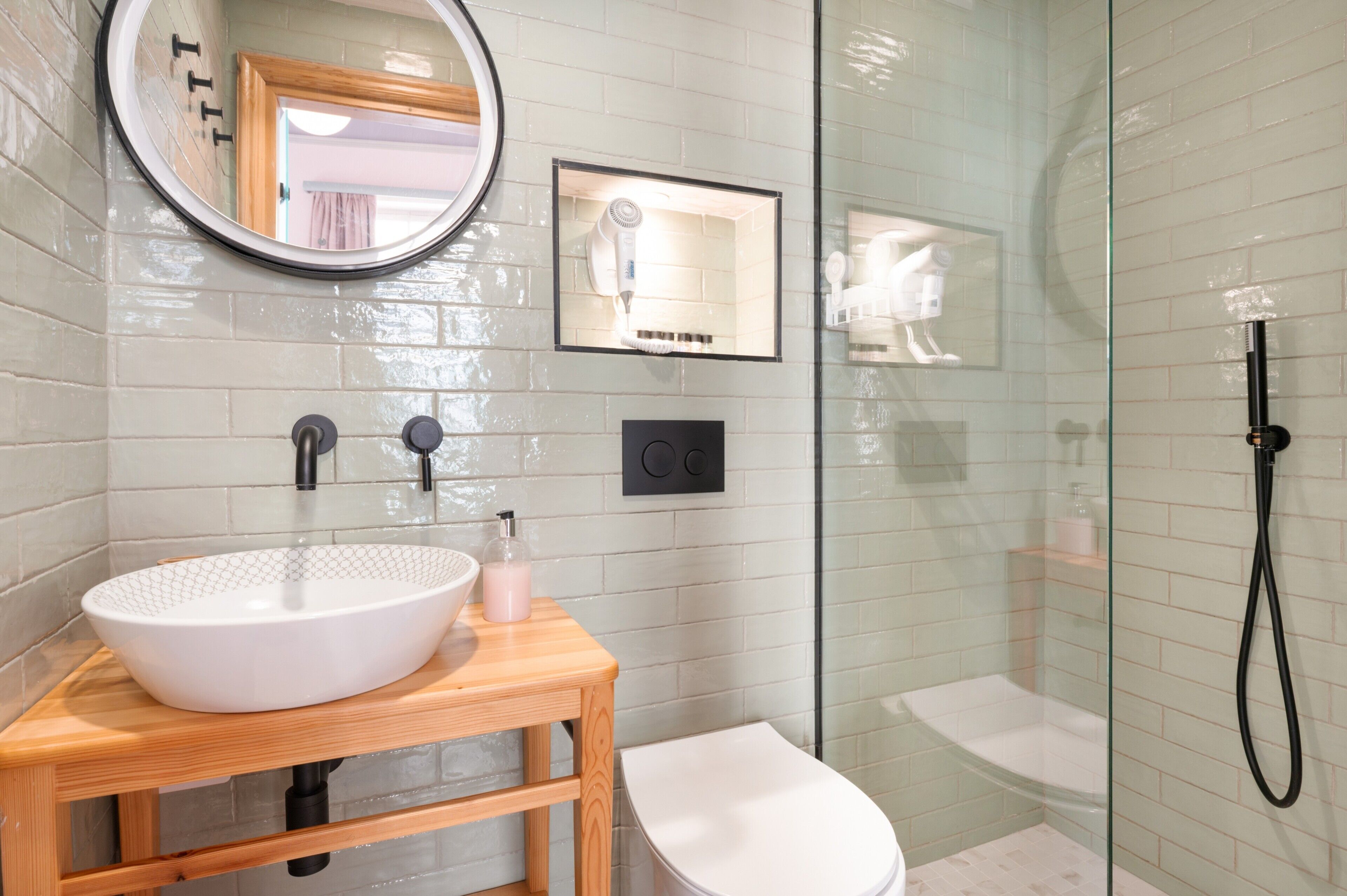 Shower, hair dryer, towels