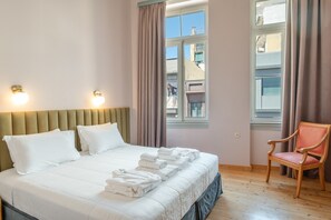 Iron/ironing board, WiFi, bed sheets - King Aristomenes – Deluxe Room with King-Size Bed (Kalamata)