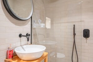 Shower, hair dryer, towels - King Aristomenes – Deluxe Room with King-Size Bed (Kalamata)