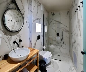 Douche, sèche-cheveux, serviettes fournies