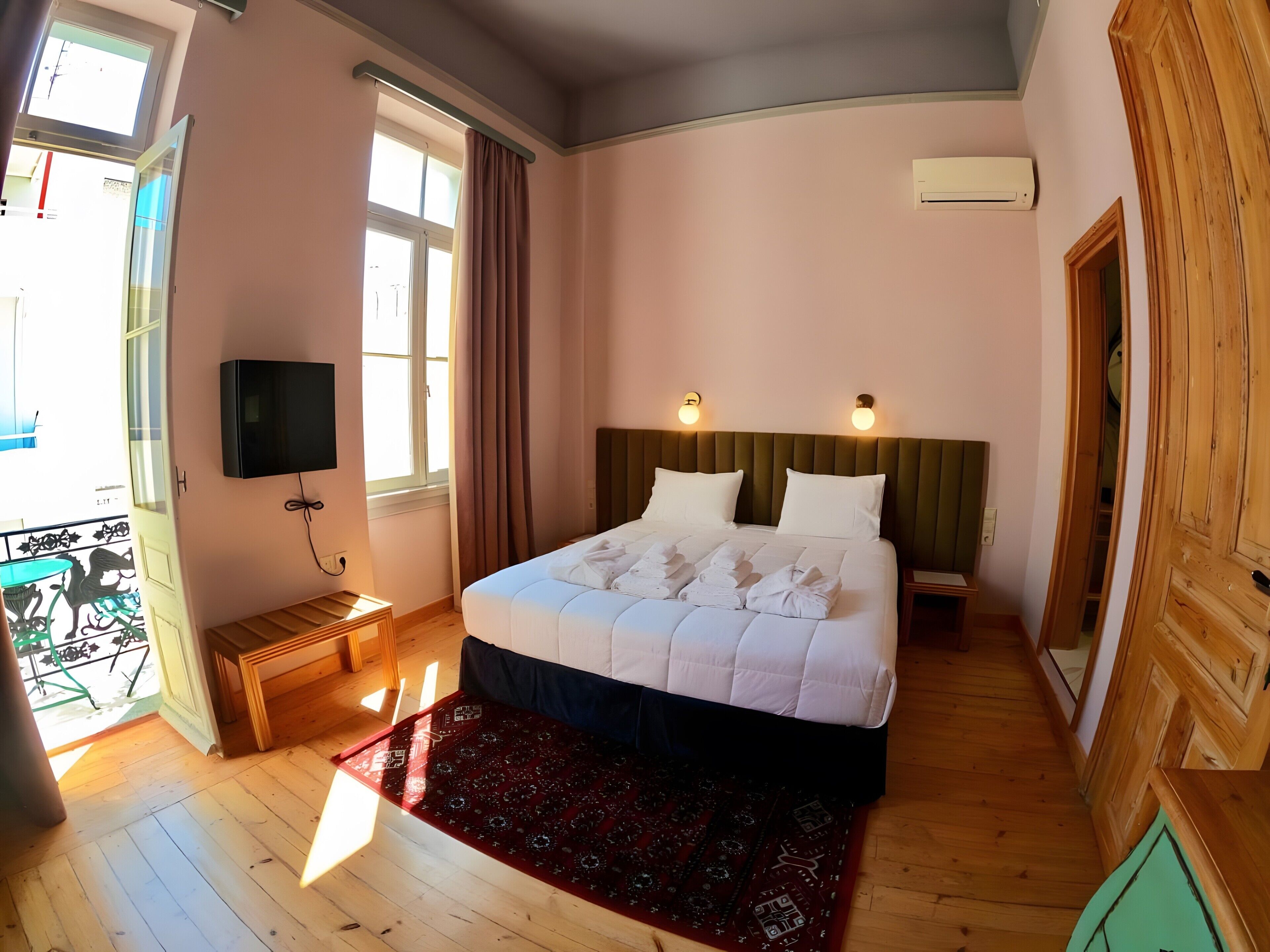Iron/ironing board, WiFi, bed sheets
