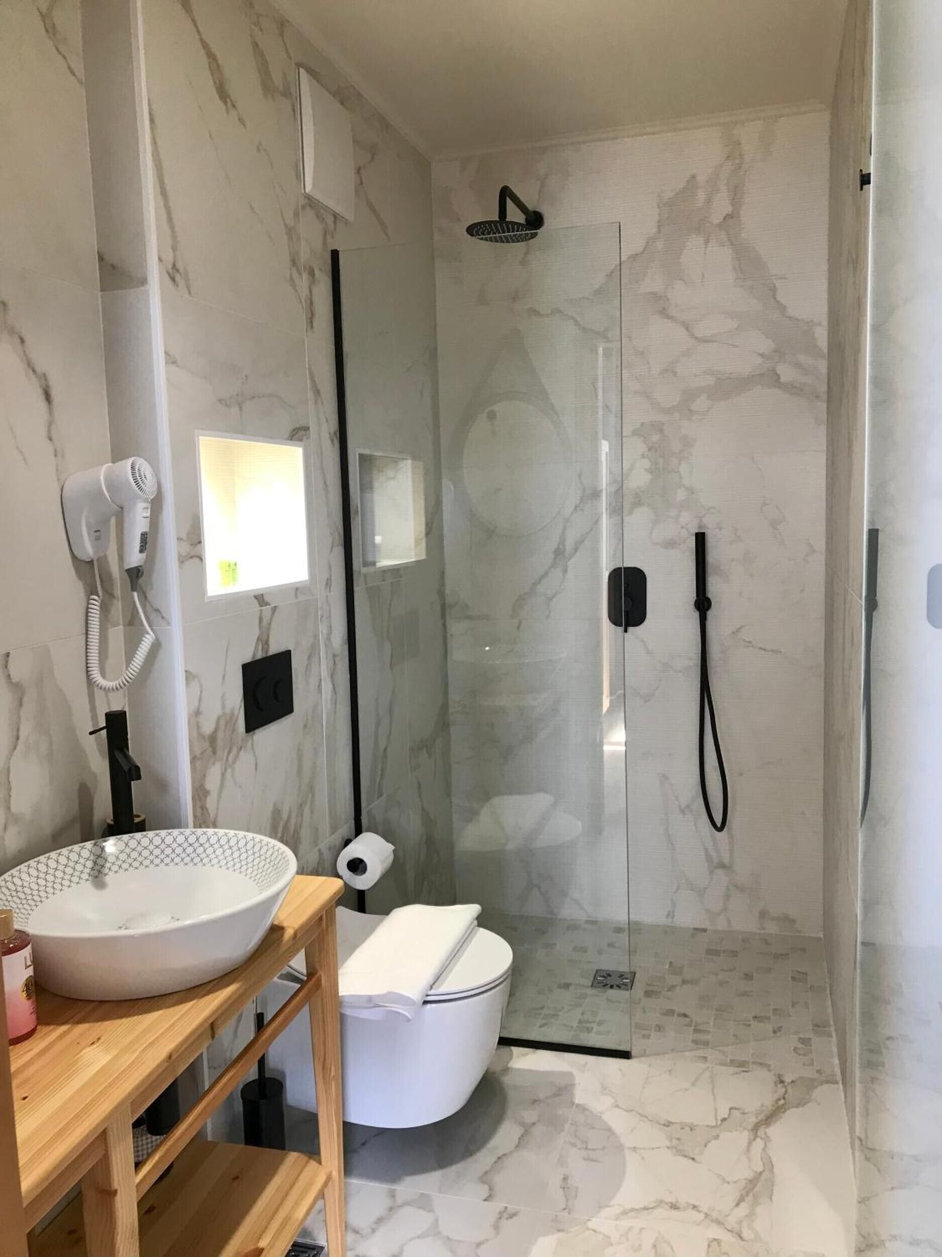 Douche, sèche-cheveux, serviettes fournies