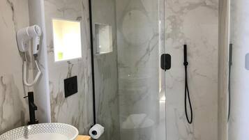 Douche, sèche-cheveux, serviettes fournies