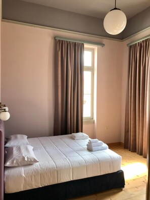 Tabla de planchar con plancha, wifi, ropa de cama