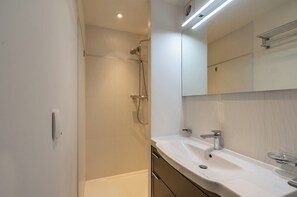 Shower, hair dryer, soap, toilet paper - Two bedroom Croisette Apartment 61 (Cannes)