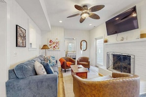 TV, offices - Town of Rehoboth Beach spacious house w/patio, W/D & WIFI (Rehoboth Beach)