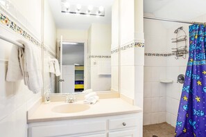 Shower, towels - Rehoboth Beach North Shores home with pool, basketball, fast WiFi & W/D (Rehoboth Beach)