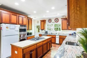 Fridge, microwave, oven, stovetop - Rehoboth Beach North Shores home with pool, basketball, fast WiFi & W/D (Rehoboth Beach)