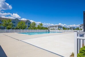 Pool - Dog-friendly condo near golf, pool, fireplace, central AC & private washer/dryer (Rehoboth Beach)