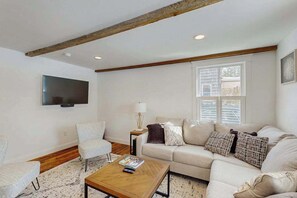 TV - Town of Lewes Duplex w/deck, close to beach & restaurants (Lewes)
