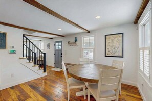 Dining - Town of Lewes Duplex w/deck, close to beach & restaurants (Lewes)