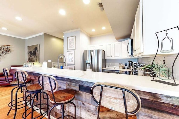 Fridge, microwave, oven, stovetop - Captiva @ Eagles Landing Townhouse - 3 pools, tennis, parking, 1 mile to beach (Rehoboth Beach)