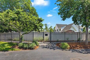 Property grounds - The Tides spacious condo w/shared pool, close to restaurants & shopping (Rehoboth Beach)