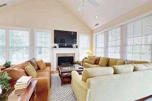 TV, fireplace, DVD player - Bear Trap Dunes townhouse w/ pool, gym, free WiFi, and shared sauna (Ocean View)