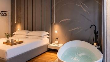 Executive Suite, Ensuite | In-room safe, laptop workspace, blackout curtains, free WiFi