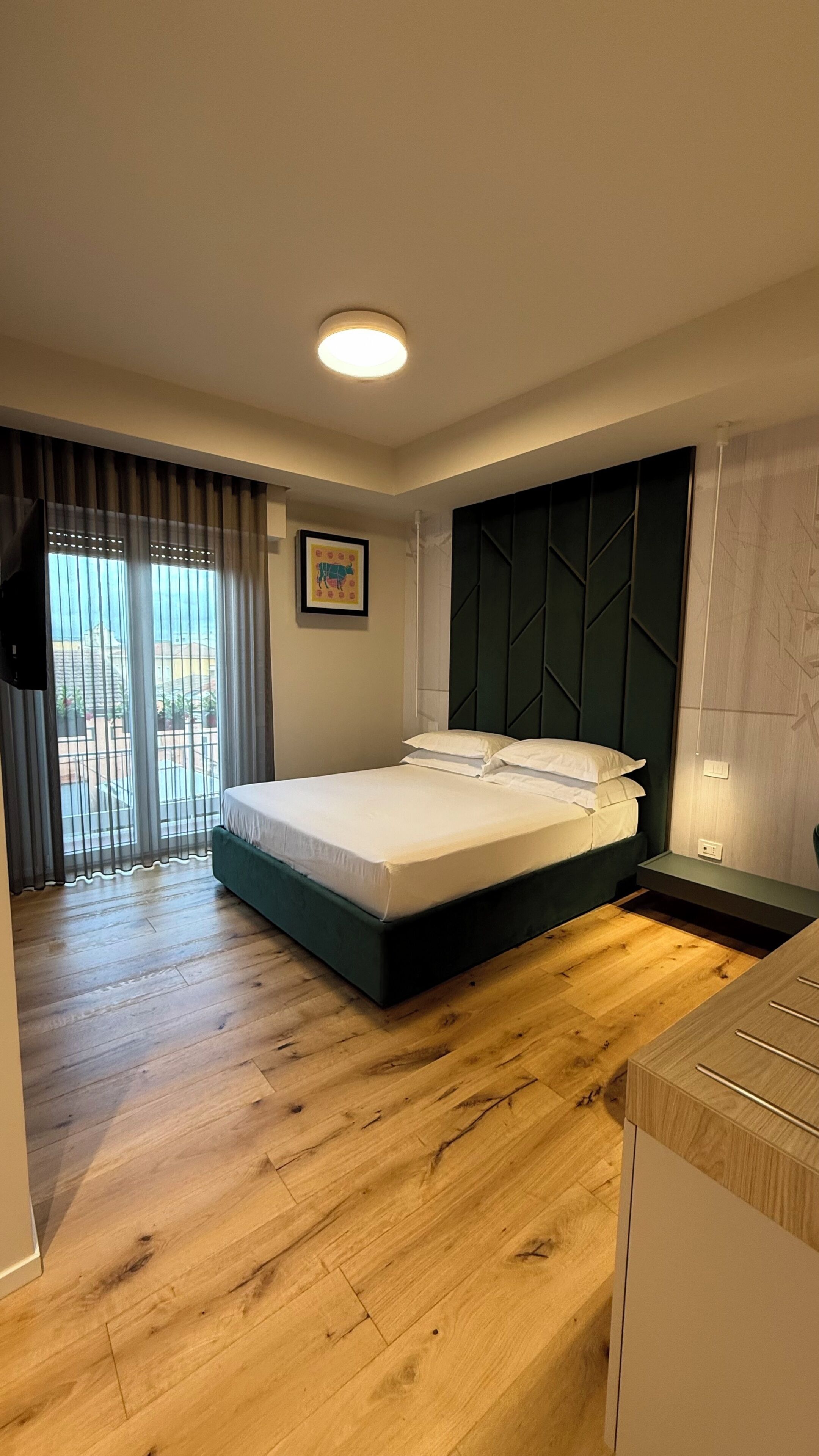 Deluxe Double Room, Balcony, Courtyard View | Peti besi dalam bilik, ruang kerja komputer riba 