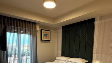 Deluxe Double Room, Balcony, Courtyard View | Peti besi dalam bilik, ruang kerja komputer riba