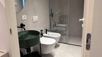 Deluxe Double Room, Balcony, Courtyard View | Bilik Mandi | Kelengkapan dandanan diri percuma, pengering rambut, selipar
