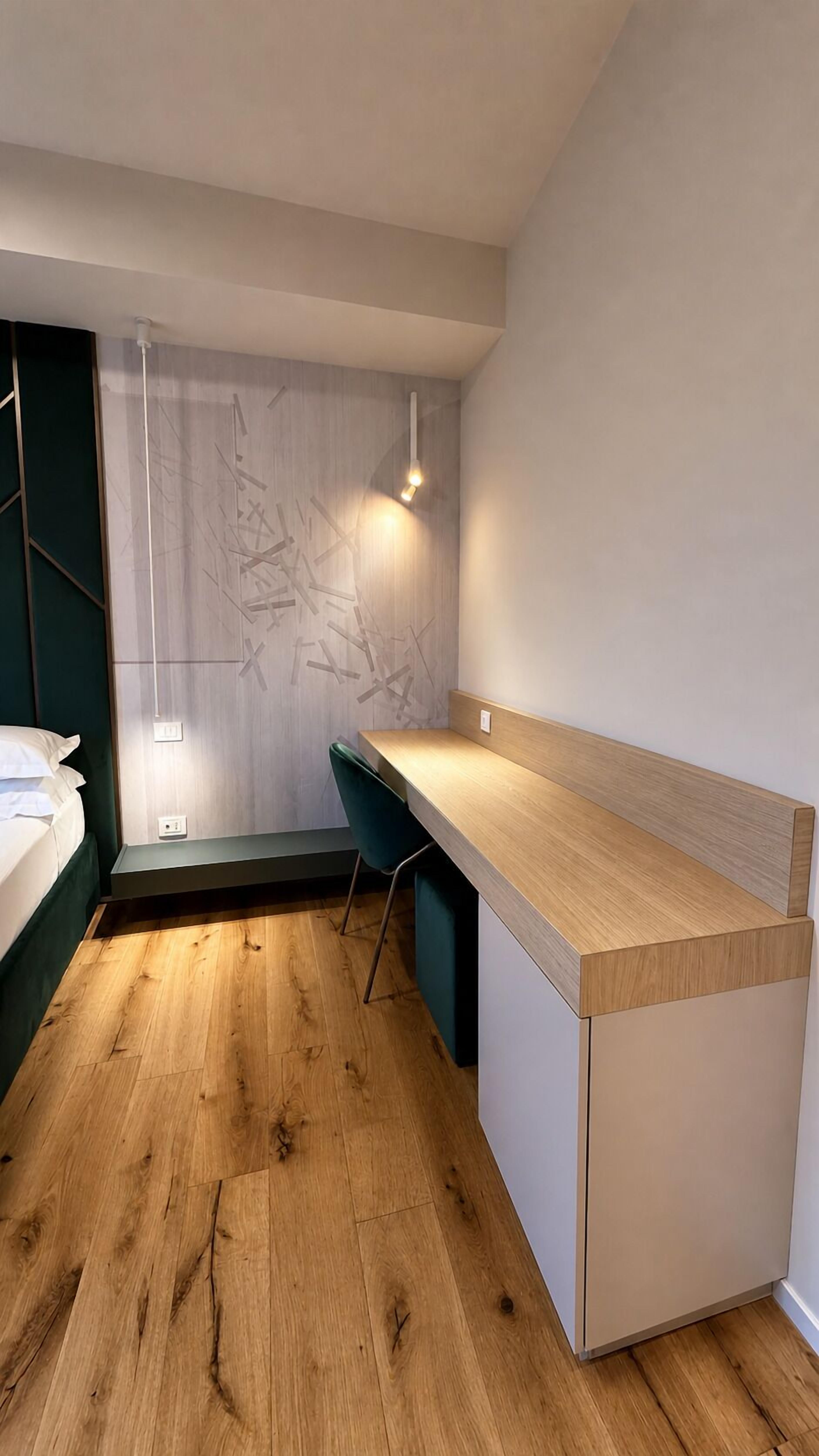 Habitación doble Deluxe, balcón, vista al patio | Caja de seguridad en la habitación y espacio para trabajar con laptop 