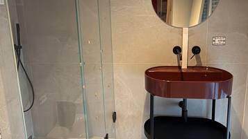 Habitación Premium | Baño | Amenidades de baño gratuitas, secadora de cabello, pantuflas, toallas