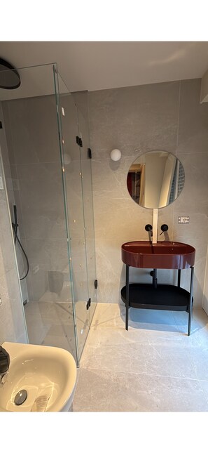 Habitación Premium | Baño | Artículos de higiene personal gratuitos, secador de pelo y zapatillas