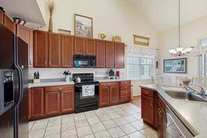 Fridge, microwave, oven, stovetop - Bear Trap Dunes home with golf on site, WiFi, pool, & sauna, gym (Ocean View)