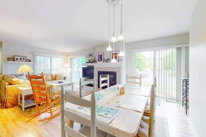 TV, fireplace, DVD player, offices - First-floor Sea Colony Tennis Condo with sauna (Bethany Beach)