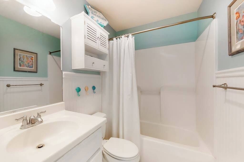 Une salle de bain avec une baignoire, des toilettes et un lavabo.