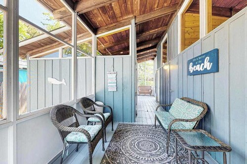 Dog-friendly home with screened in porch, enclosed backyard, gas grill, & deck