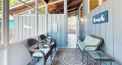 Dog-friendly home with screened in porch, enclosed backyard, gas grill, & deck
