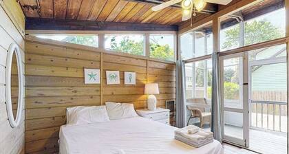 Dog-friendly home with screened in porch, enclosed backyard, gas grill, & deck