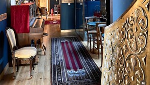 Un intérieur moderne comprenant un escalier, un coin repas et un espace de vie.