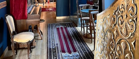 Een modern interieur met een trap, een eethoek en een zithoek.