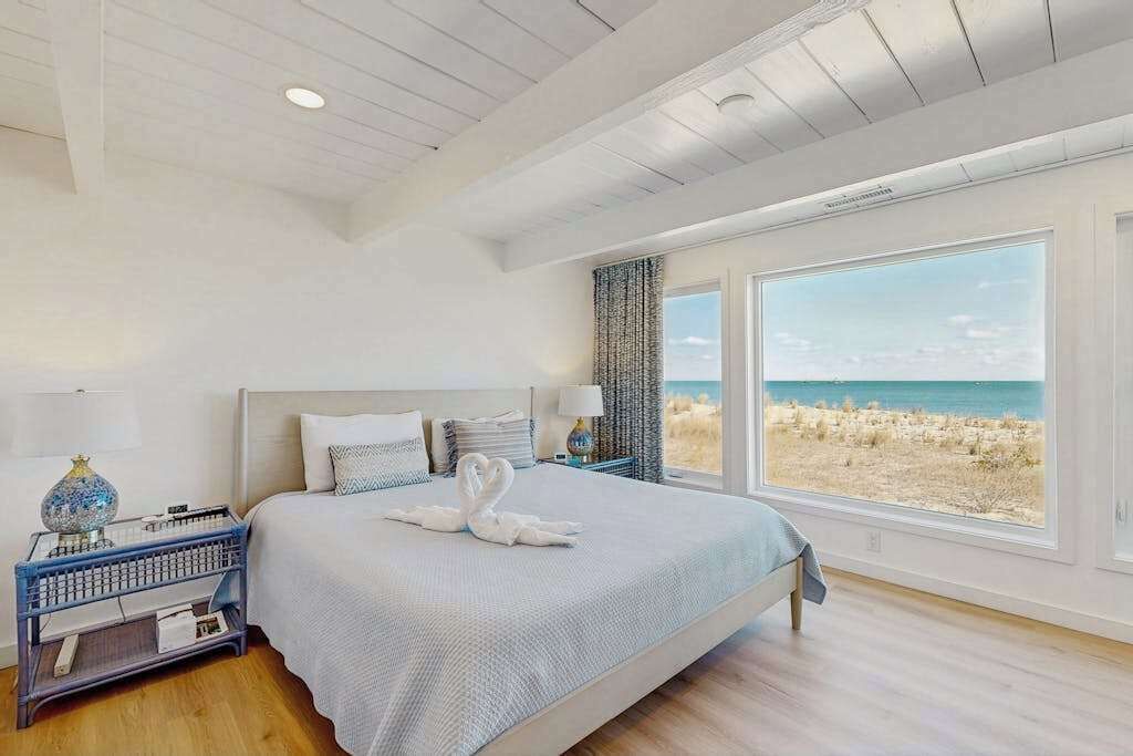 Desk, iron/ironing board, WiFi, bed sheets