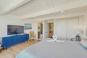 Escritorio, tabla de planchar con plancha, wifi y ropa de cama 