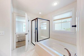 Shower, towels - Beautiful home close to beach with pool, tennis, washer/dryer, WiFi, AC (Rehoboth Beach)