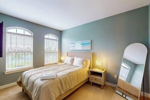 Een strijkplank/strijkijzer, wifi, beddengoed