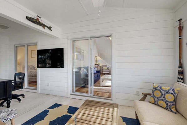 TV, fireplace, offices - Plantations East Townhouse w/patio, Washer/Dryer & free WIFI (Lewes)