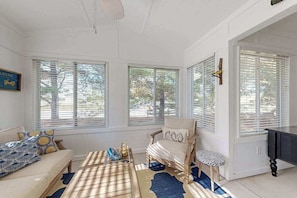 TV, fireplace, offices - Plantations East Townhouse w/patio, Washer/Dryer & free WIFI (Lewes)