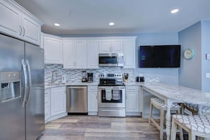 Fridge, microwave, oven, stovetop - Condo near the ocean with pool, grill, courtyard, washer/dryer, & AC (Rehoboth Beach)