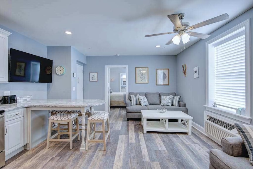 Condo Near The Ocean With Pool, Grill, Courtyard, Washer/dryer, & Ac - Delaware