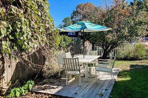 Outdoor dining - Town of Rehoboth Beach home in a great location with yard and 3-season room (Rehoboth Beach)