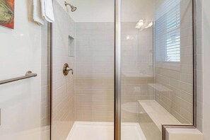 Shower, towels - Downtown home near the ocean with enclosed yard, WiFi, AC & beach gear - dogs OK (Rehoboth Beach)