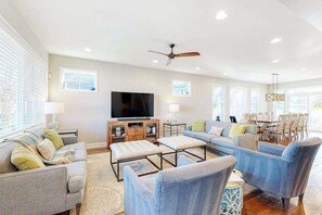 TV, table football - Downtown home near the ocean with enclosed yard, WiFi, AC & beach gear - dogs OK (Rehoboth Beach)