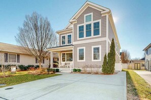 Exterior - Downtown home near the ocean with enclosed yard, WiFi, AC & beach gear - dogs OK (Rehoboth Beach)