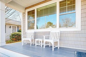 Terrace/patio - Downtown home near the ocean with enclosed yard, WiFi, AC & beach gear - dogs OK (Rehoboth Beach)