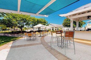 Outdoor dining - Amazing Peninsula retreat with pools, hot tubs, sports courts, & ample golfing (Millsboro)