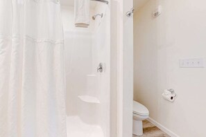 Shower, hair dryer, towels - Rehoboth Beach House with an amazing pool, clubhouse, & washer/dryer (Rehoboth Beach)