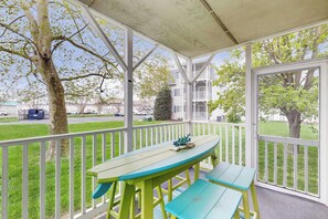 Outdoor dining - Beachaven pet friendly condo w/community pool, patio, close to restaurants (Rehoboth Beach)